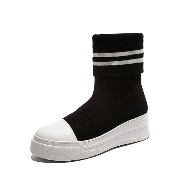 Αθλητικές γυναικείες μπότες με επίπεδη σόλα κατάλληλη για την καθημερινή ζωή