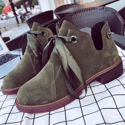 Μαλακά, ελαφριά γυναικεία παπούτσια με κορδέλα