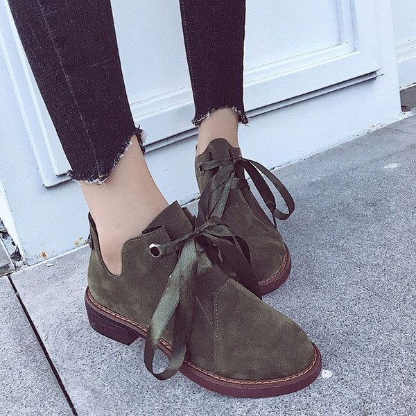 Μαλακά, ελαφριά γυναικεία παπούτσια με κορδέλα