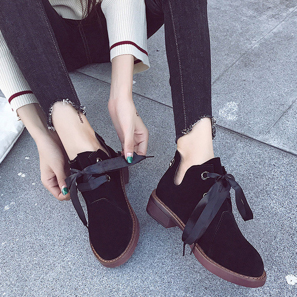 Μαλακά, ελαφριά γυναικεία παπούτσια με κορδέλα