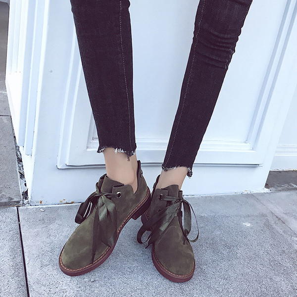 Μαλακά, ελαφριά γυναικεία παπούτσια με κορδέλα