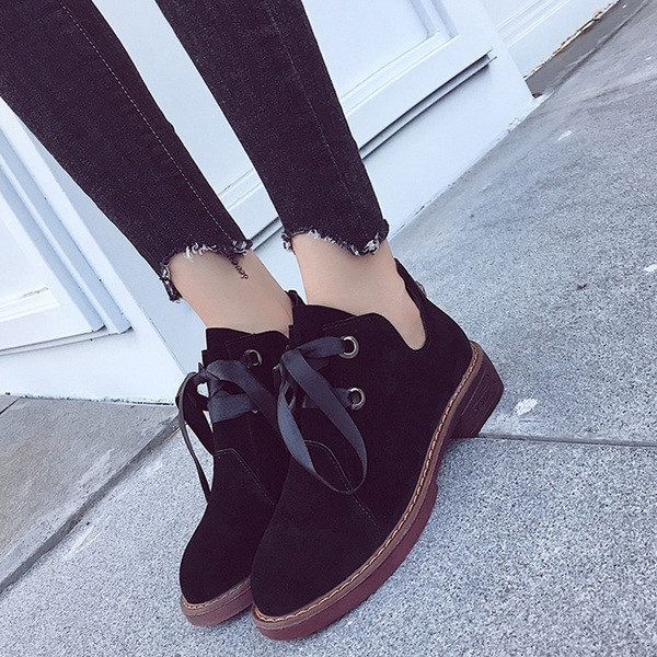 Μαλακά, ελαφριά γυναικεία παπούτσια με κορδέλα