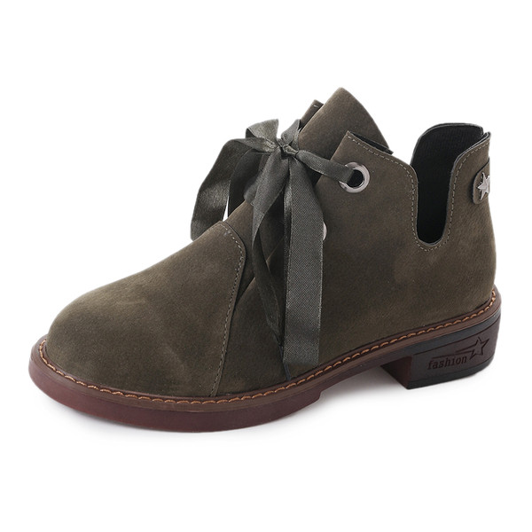 Μαλακά, ελαφριά γυναικεία παπούτσια με κορδέλα