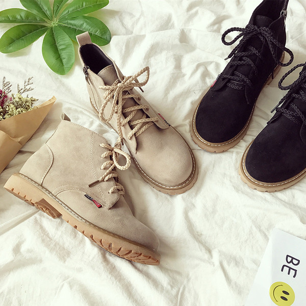 Καθημερινές γυναικείες μπότες σε μπεζ και μαύρο χρώμα