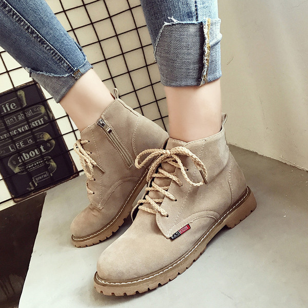 Καθημερινές γυναικείες μπότες σε μπεζ και μαύρο χρώμα