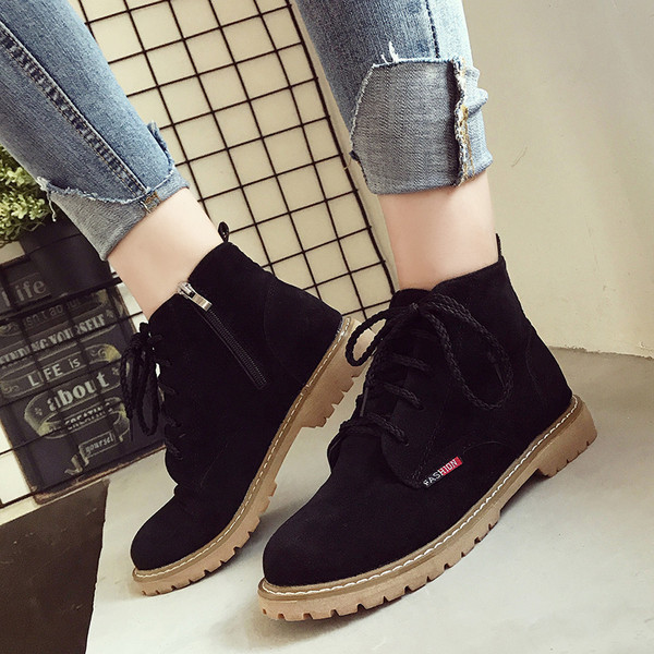 Καθημερινές γυναικείες μπότες σε μπεζ και μαύρο χρώμα