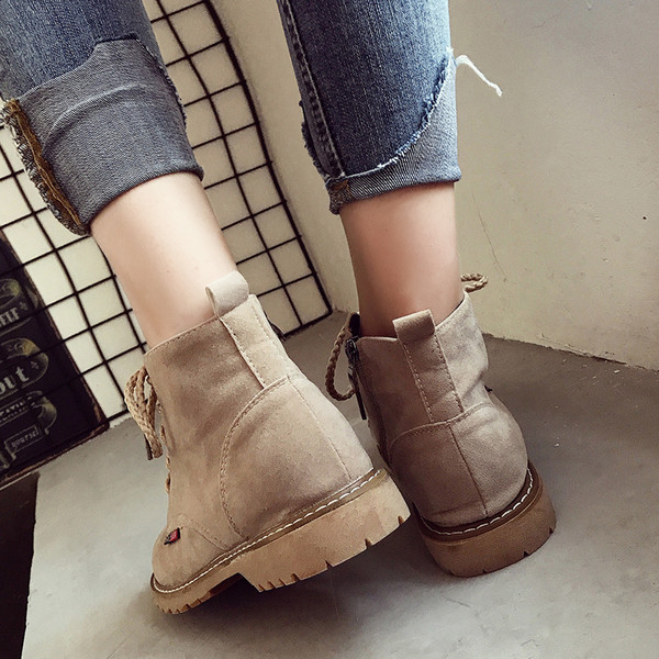 Καθημερινές γυναικείες μπότες σε μπεζ και μαύρο χρώμα