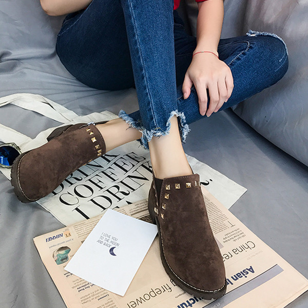 Κομψές γυναικείες μπότες με ελαφρό τακούνι σε τρία χρώματα