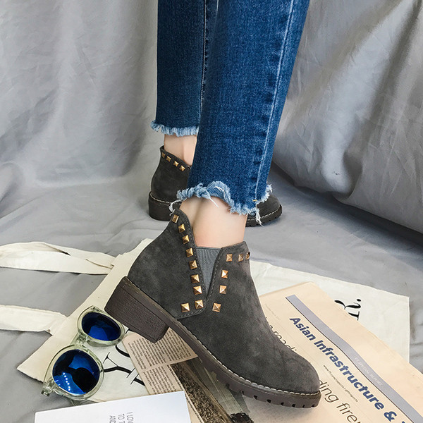 Κομψές γυναικείες μπότες με ελαφρό τακούνι σε τρία χρώματα