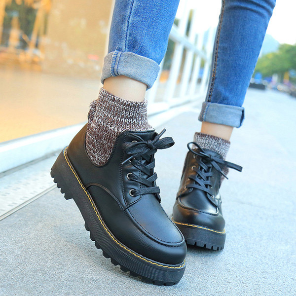 Γυναικείες μπότες σε δύο χρώματα με ανθεκτική σόλα