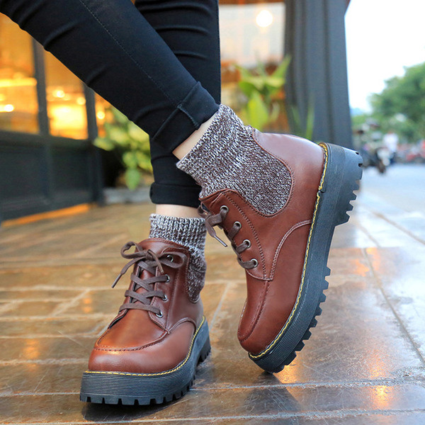 Γυναικείες μπότες σε δύο χρώματα με ανθεκτική σόλα