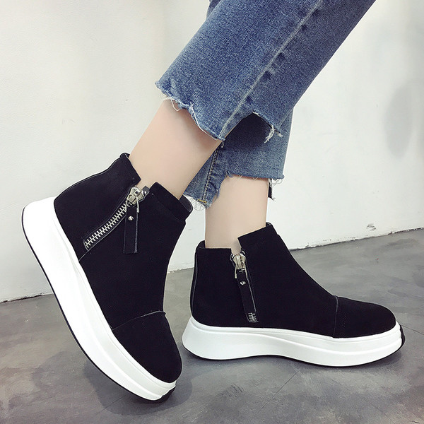 Спортни дамски боти на платформа с цип и леко заострени