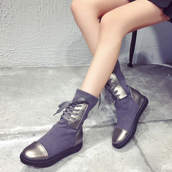 Αθλητικές κομψές γυναικείες  μπότες με κορδόνια και επίπεδη σόλα κατάλληλες για την καθημερινή ζωή