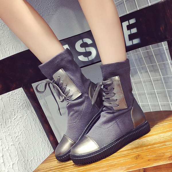 Αθλητικές κομψές γυναικείες  μπότες με κορδόνια και επίπεδη σόλα κατάλληλες για την καθημερινή ζωή