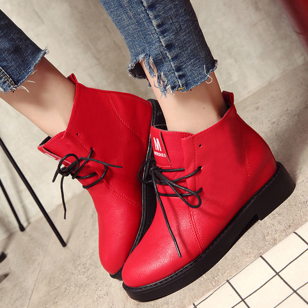 Γυναικείες μπότες με μαύρους και κόκκινους δεσμούς, κατάλληλες για την καθημερινή ζωή
