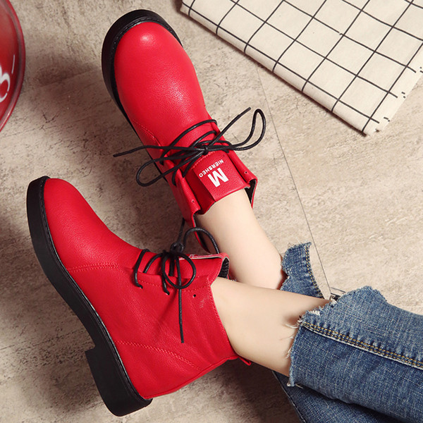 Γυναικείες μπότες με μαύρους και κόκκινους δεσμούς, κατάλληλες για την καθημερινή ζωή