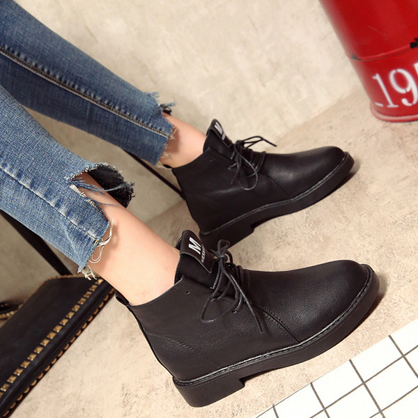 Γυναικείες μπότες με μαύρους και κόκκινους δεσμούς, κατάλληλες για την καθημερινή ζωή