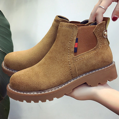 Γυναικείες μπότες με μια τραχιά εξωτερική σόλα σε τρία χρώματα