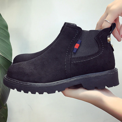 Γυναικείες μπότες με μια τραχιά εξωτερική σόλα σε τρία χρώματα