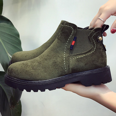 Γυναικείες μπότες με μια τραχιά εξωτερική σόλα σε τρία χρώματα