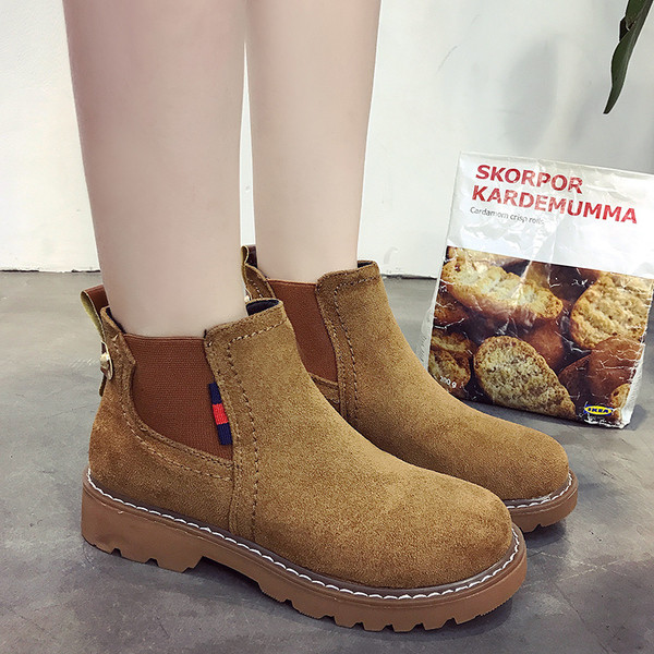 Γυναικείες μπότες με μια τραχιά εξωτερική σόλα σε τρία χρώματα