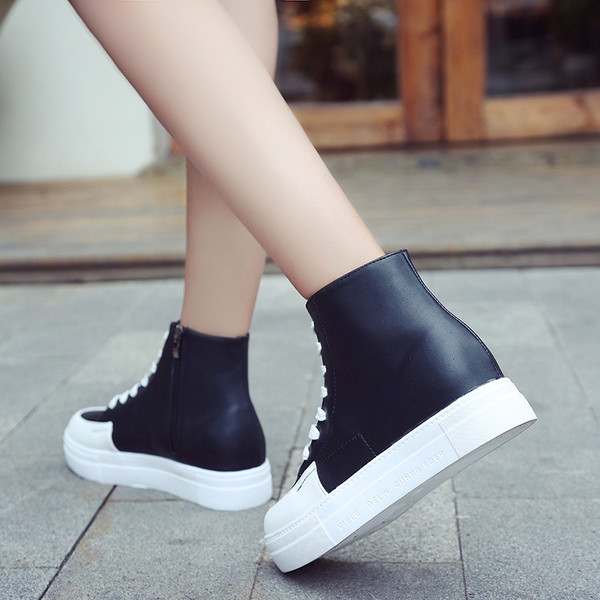 Πολύ μοντέρνα γυναικεία αθλητικά πάνινα παπούτσια, κατάλληλα για την καθημερινή ζωή