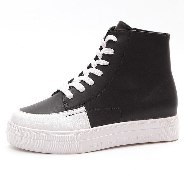 Πολύ μοντέρνα γυναικεία αθλητικά πάνινα παπούτσια, κατάλληλα για την καθημερινή ζωή