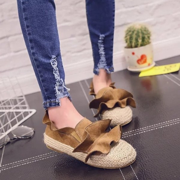 Γυναικεία μοκασίνια σε τρία χρώματα με ενδιαφέρον σχέδιο