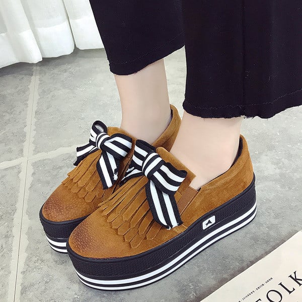 Κομψά γυναικεία μοκασίνια για το φθινοπώρο με ψηλή πλατφόρμα σε μαύρο και καφέ χρώμα με κορδέλα