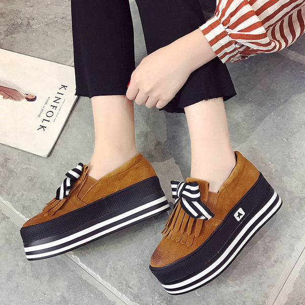 Κομψά γυναικεία μοκασίνια για το φθινοπώρο με ψηλή πλατφόρμα σε μαύρο και καφέ χρώμα με κορδέλα