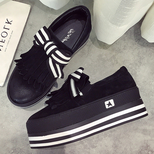 Κομψά γυναικεία μοκασίνια για το φθινοπώρο με ψηλή πλατφόρμα σε μαύρο και καφέ χρώμα με κορδέλα