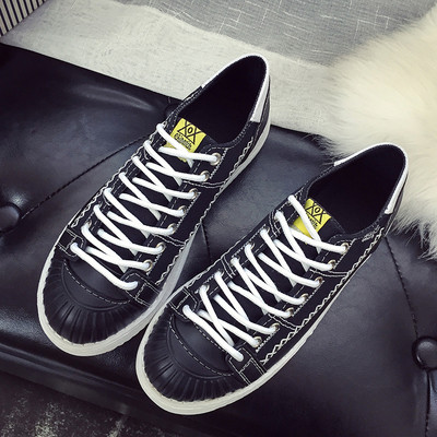 Σπορ-κομψά γυναικεία παπούτσια σε λευκό και μαύρο χρώμα