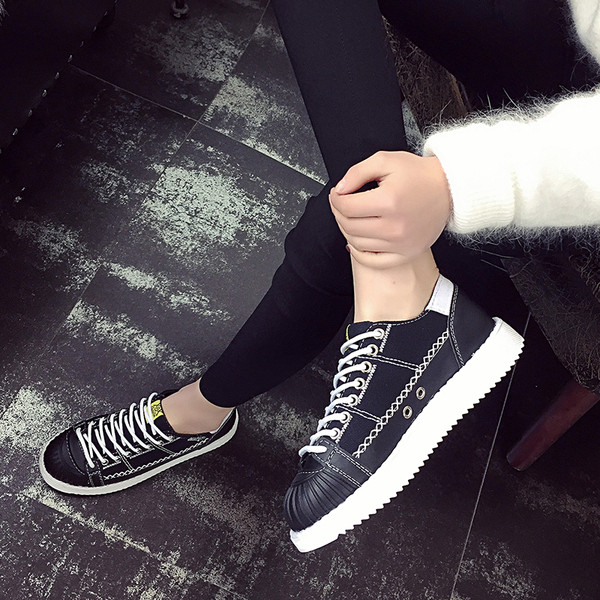 Σπορ-κομψά γυναικεία παπούτσια σε λευκό και μαύρο χρώμα