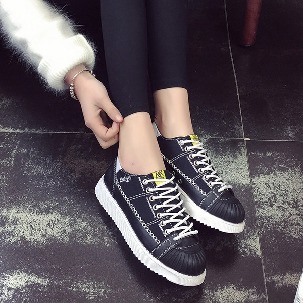 Σπορ-κομψά γυναικεία παπούτσια σε λευκό και μαύρο χρώμα