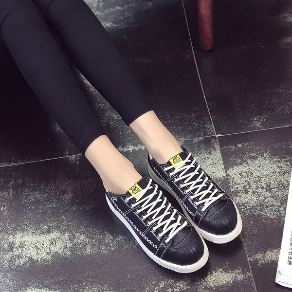 Σπορ-κομψά γυναικεία παπούτσια σε λευκό και μαύρο χρώμα