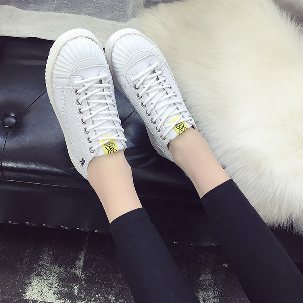 Σπορ-κομψά γυναικεία παπούτσια σε λευκό και μαύρο χρώμα