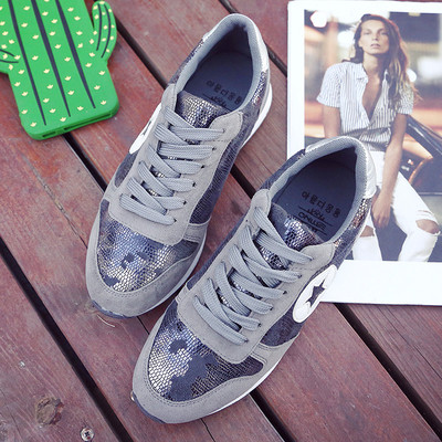 Стилни дамски маратонки в сив и черен цвят