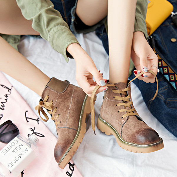 Κομψές γυναικείες ρετρό μπότες  σε διάφορα χρώματα