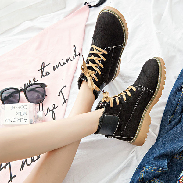 Κομψές γυναικείες ρετρό μπότες  σε διάφορα χρώματα