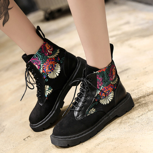 Красиви дамски боти с флорален мотив в два модела