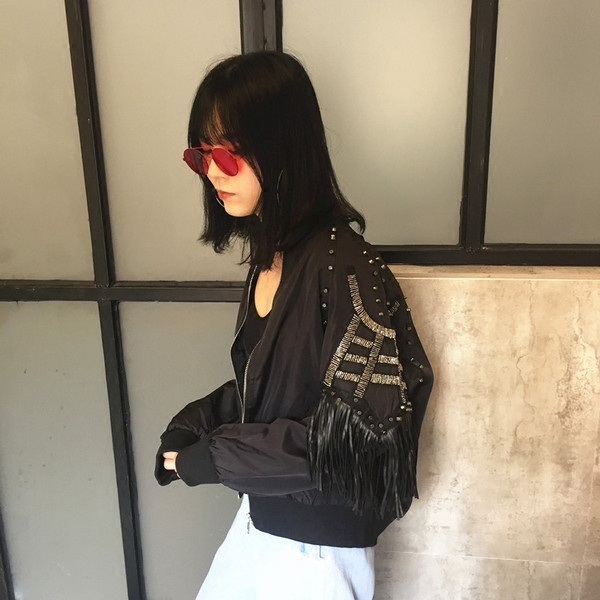 Спортно-елегантно дамско яке в широк модел с метална декорация и ресни