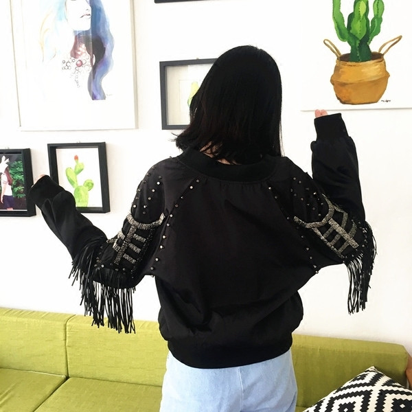 Спортно-елегантно дамско яке в широк модел с метална декорация и ресни