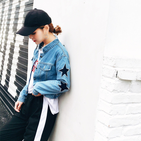 Κομψό γυναικείο τζιν  μπουφάν με διακοσμητικά αστέρια και πέτρες