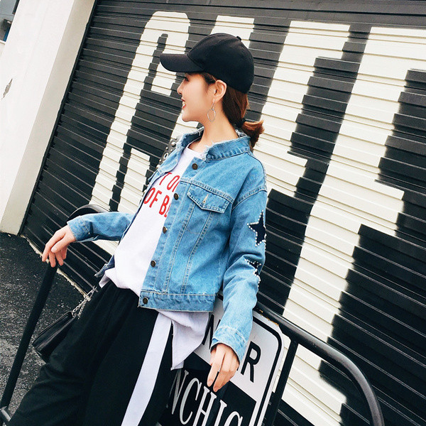 Κομψό γυναικείο τζιν  μπουφάν με διακοσμητικά αστέρια και πέτρες