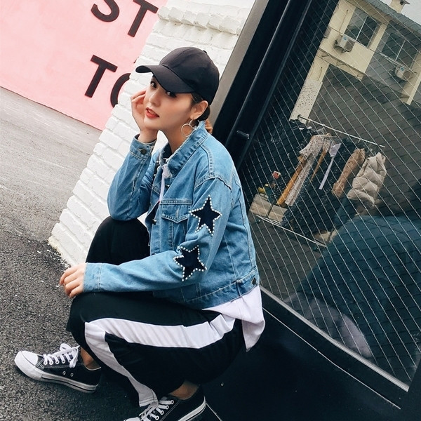 Κομψό γυναικείο τζιν  μπουφάν με διακοσμητικά αστέρια και πέτρες