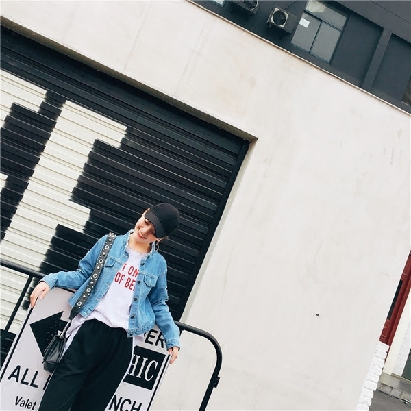 Κομψό γυναικείο τζιν  μπουφάν με διακοσμητικά αστέρια και πέτρες