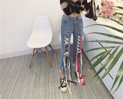 Ενδιαφέρον μοντέλο γυναικεία τζιν 7/8 με χρωματιστές ζεύξεις