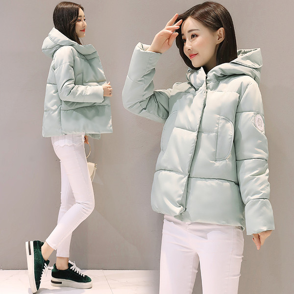 Спортно късо дамско яке в свободен стил и с качулка