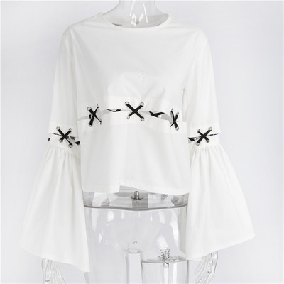 Κομψή γυναικεία μπλούζα σε ένα ευρύ σχέδιο σε λευκό χρώμα