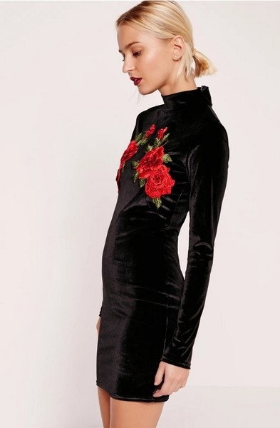 Κομψό γυναικείο φόρεμα με μακριά μανίκια και floral διακόσμηση